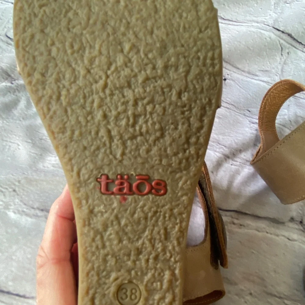 Taos Carousel Tan Wedges - Picture 4 of 16